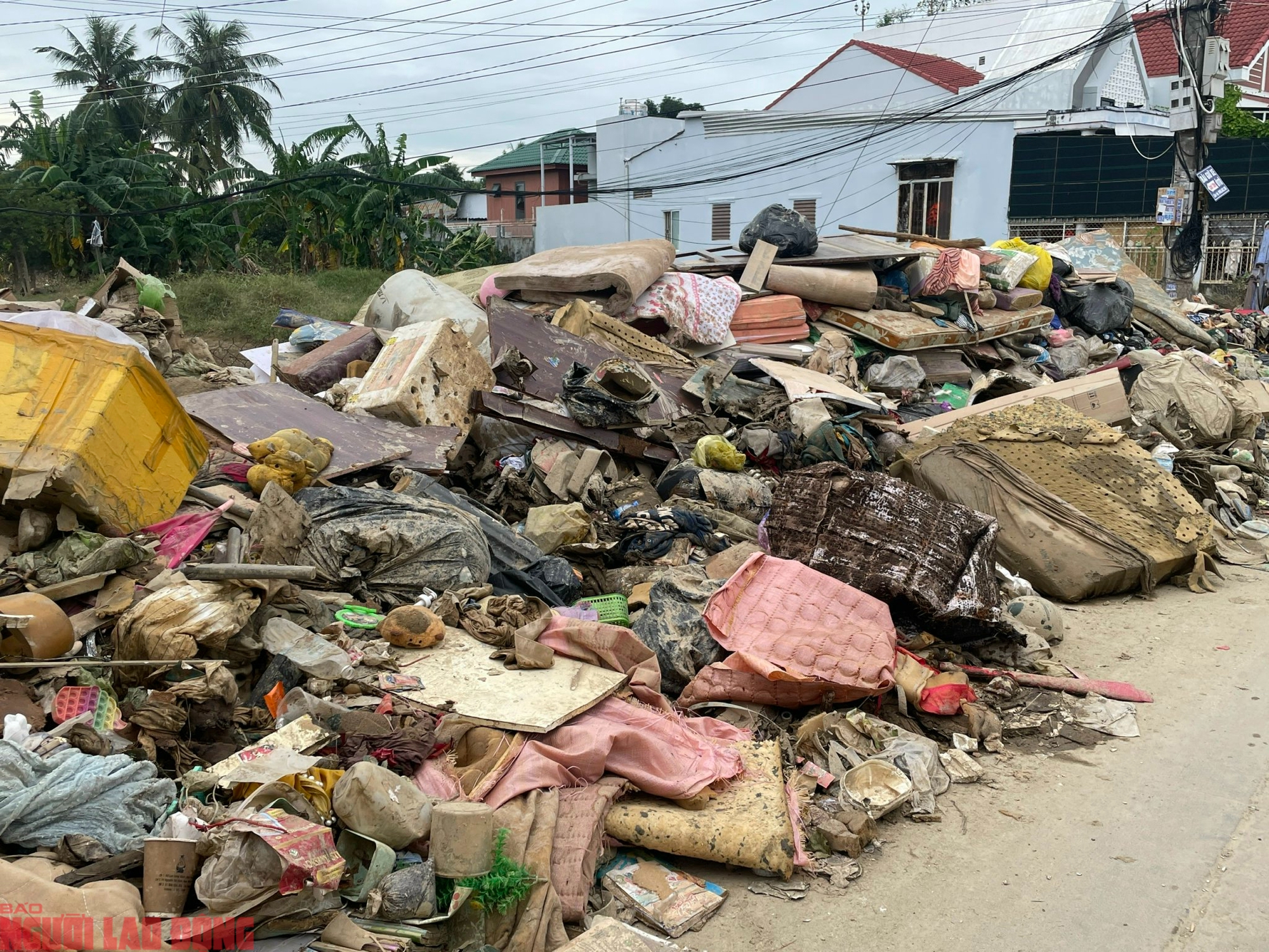 Rác thải sau lũ gây ô nhiễm nghiêm trọng, lo nguy cơ dịch bệnh 2 Rác thải bủa vây, ô nhiễm nghiêm trọng, nguy cơ dịch bệnh - Ảnh 2.