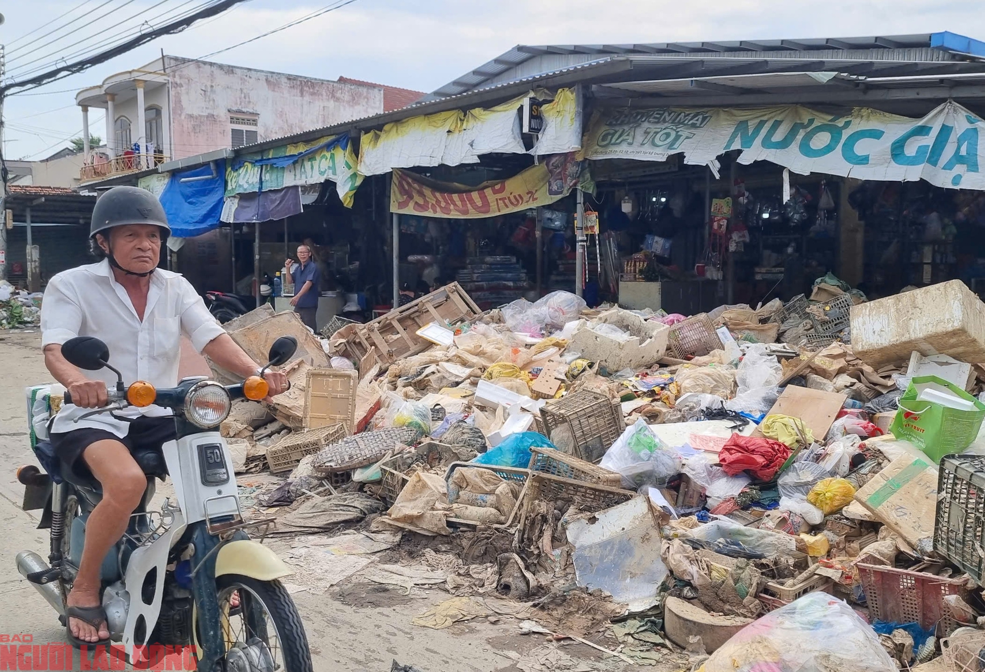 Rác thải sau lũ gây ô nhiễm nghiêm trọng, lo nguy cơ dịch bệnh 3 Rác thải bủa vây, ô nhiễm nghiêm trọng, nguy cơ dịch bệnh - Ảnh 3.