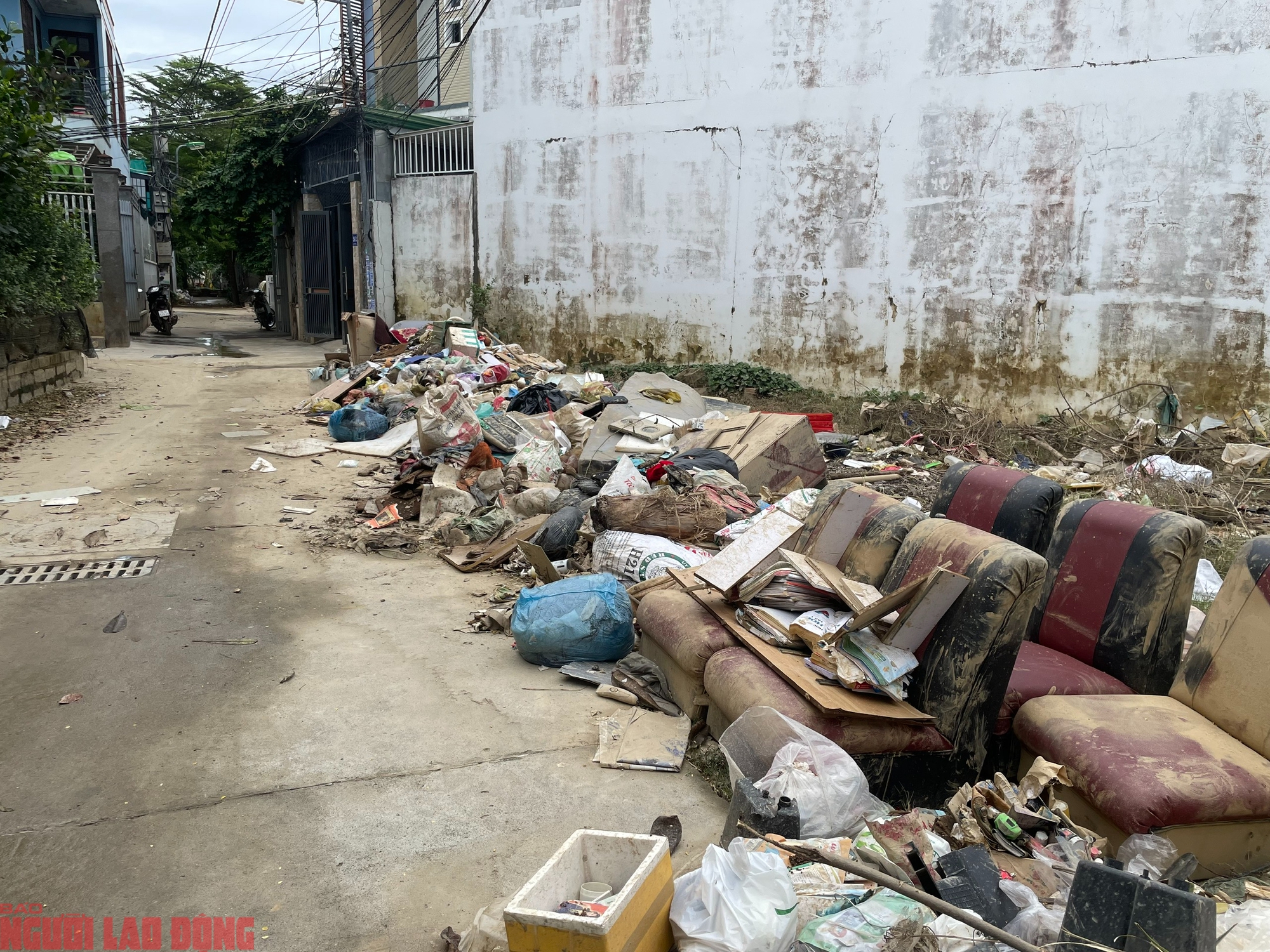 Rác thải sau lũ gây ô nhiễm nghiêm trọng, lo nguy cơ dịch bệnh 5 Rác thải bủa vây, ô nhiễm nghiêm trọng, nguy cơ dịch bệnh - Ảnh 5.