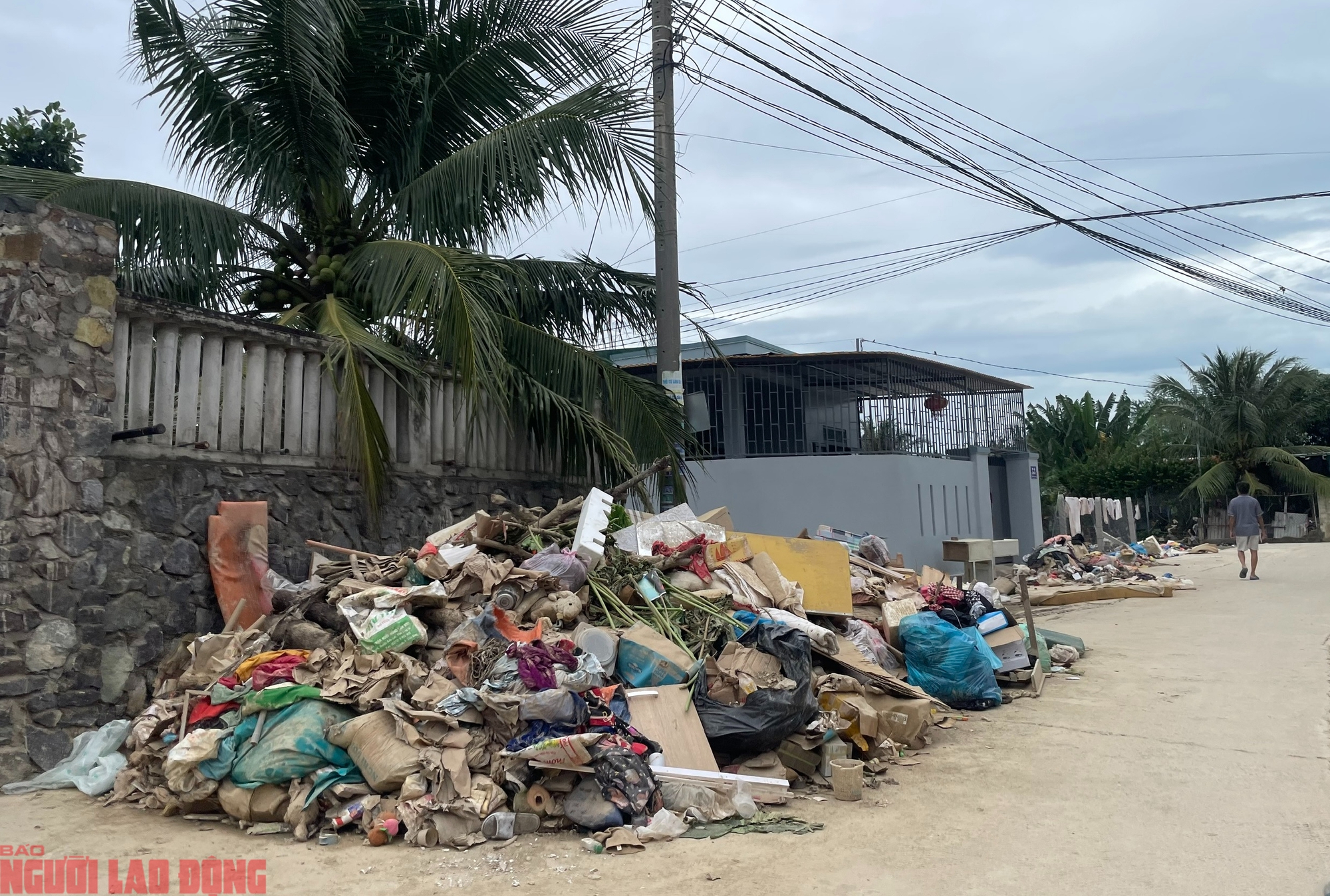 Rác thải sau lũ gây ô nhiễm nghiêm trọng, lo nguy cơ dịch bệnh 6 Rác thải bủa vây, ô nhiễm nghiêm trọng, nguy cơ dịch bệnh - Ảnh 6.