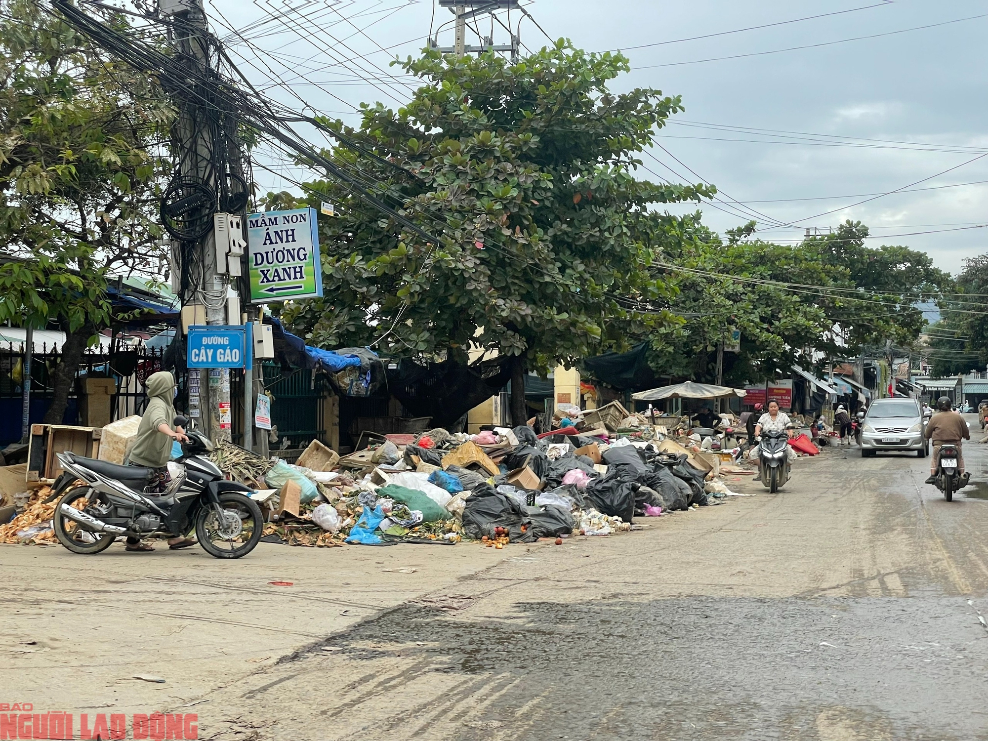 Rác thải sau lũ gây ô nhiễm nghiêm trọng, lo nguy cơ dịch bệnh 7 Rác thải bủa vây, ô nhiễm nghiêm trọng, nguy cơ dịch bệnh - Ảnh 7.