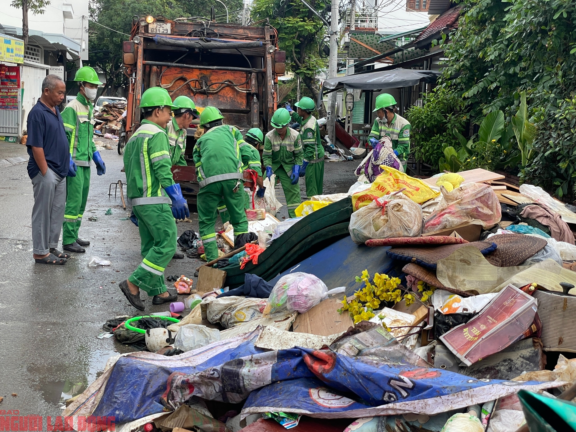 Rác thải sau lũ gây ô nhiễm nghiêm trọng, lo nguy cơ dịch bệnh 10 Rác thải bủa vây, ô nhiễm nghiêm trọng, nguy cơ dịch bệnh - Ảnh 10.
