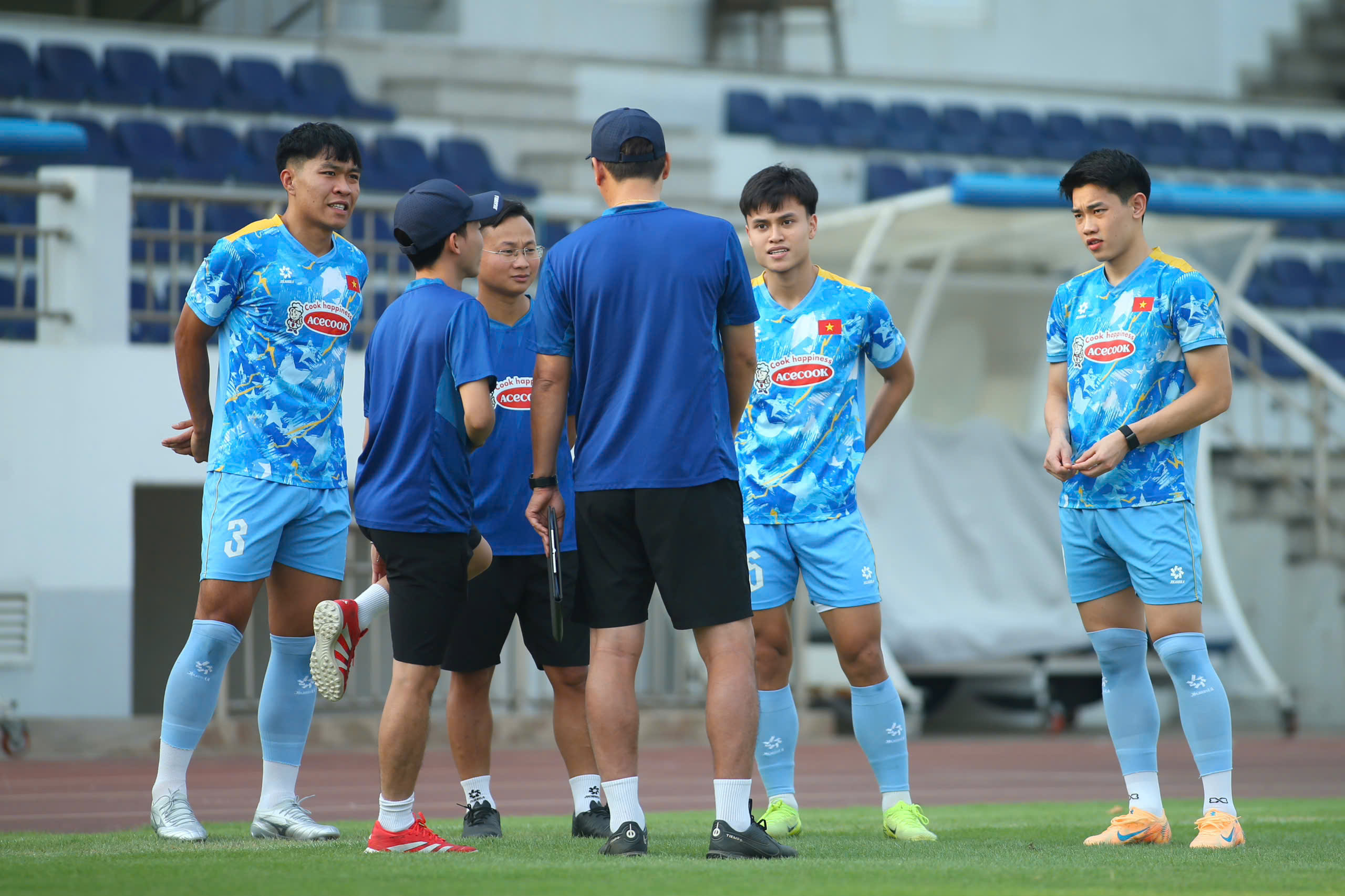 Đình Bắc hưng phấn, ông Kim cảm kích CLB CAHN, U.23 Việt Nam sẵn sàng bùng nổ - Ảnh 4.