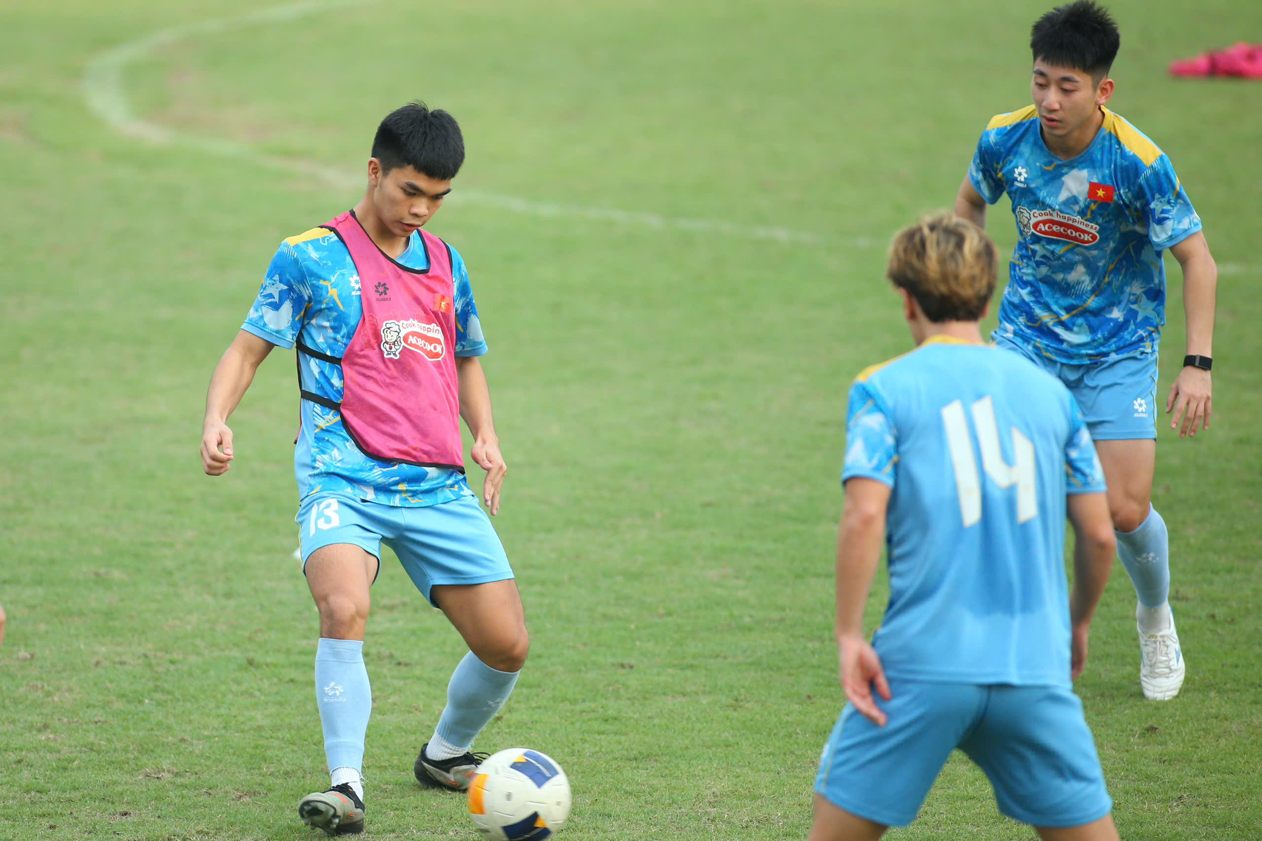 Đình Bắc hưng phấn, ông Kim cảm kích CLB CAHN, U.23 Việt Nam sẵn sàng bùng nổ - Ảnh 8.