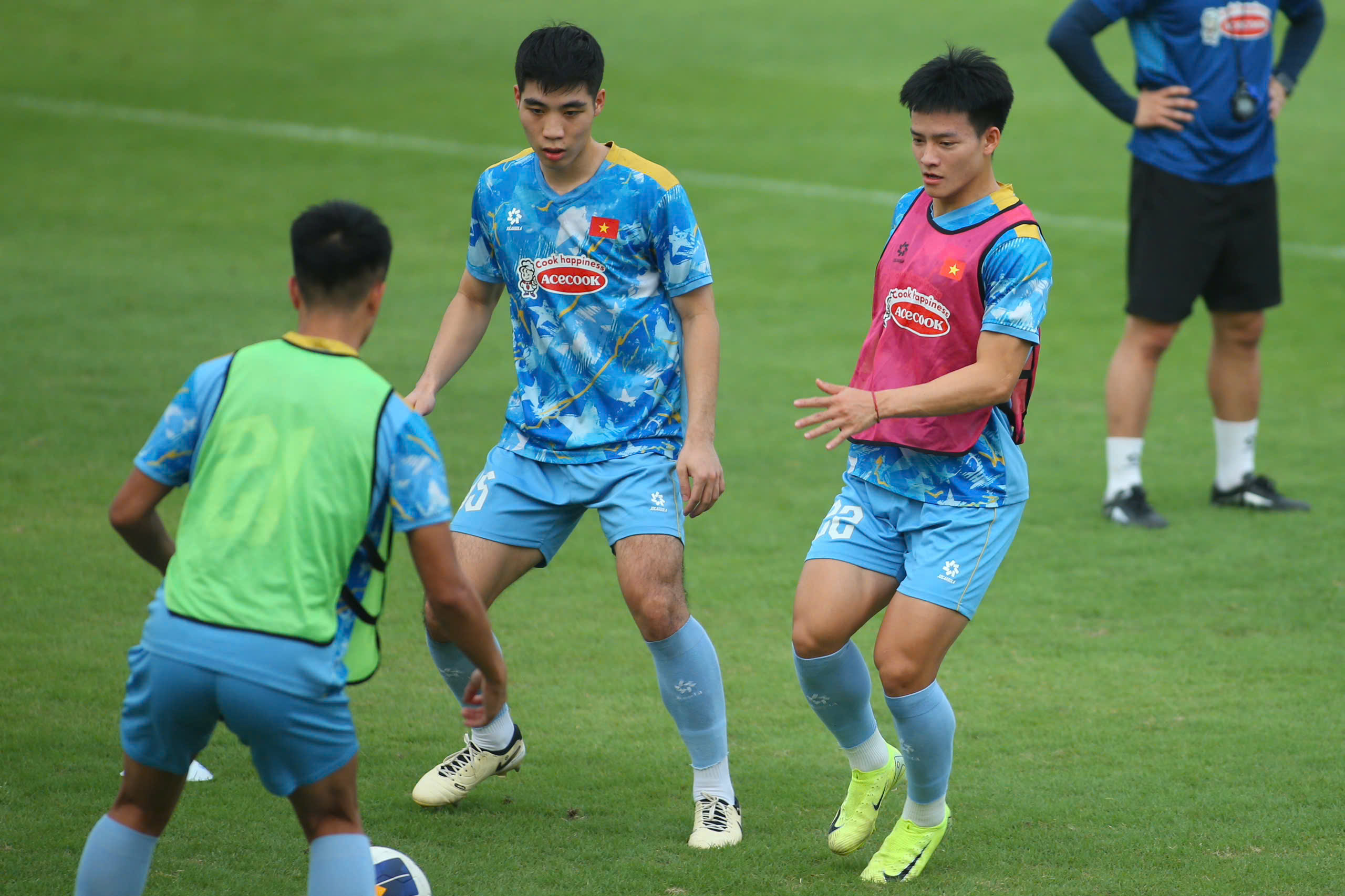 Đình Bắc hưng phấn, ông Kim cảm kích CLB CAHN, U.23 Việt Nam sẵn sàng bùng nổ - Ảnh 11.