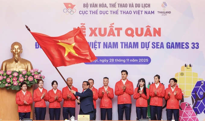 Thủ tướng Phạm Minh Chính vẫy cờ tại lễ xuất quân Đoàn thể thao Việt Nam dự SEA Games 33 tại Văn phòng Chính phủ ở Hà Nội, ngày 28/11/2025. Ảnh: Quý Lượng.