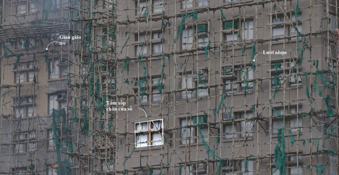 Những vật liệu dễ cháy bao xung quanh một tòa chung cư ở khu  Wang Fuk Court. Ảnh: Reuters