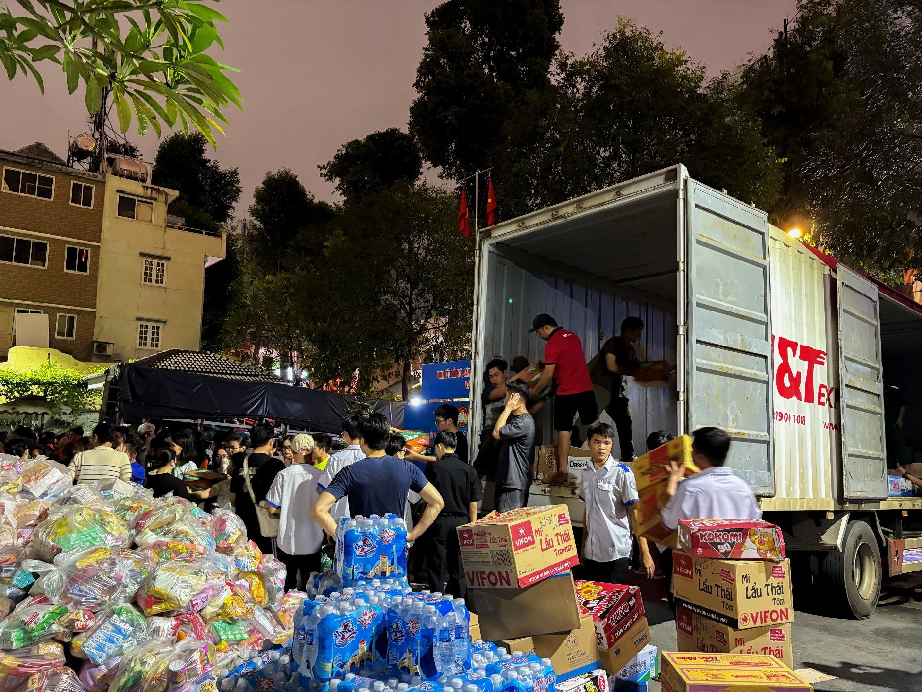 Xuyên đêm lên hàng – Mong bà con vùng lũ thêm vững vàng- Ảnh 3.