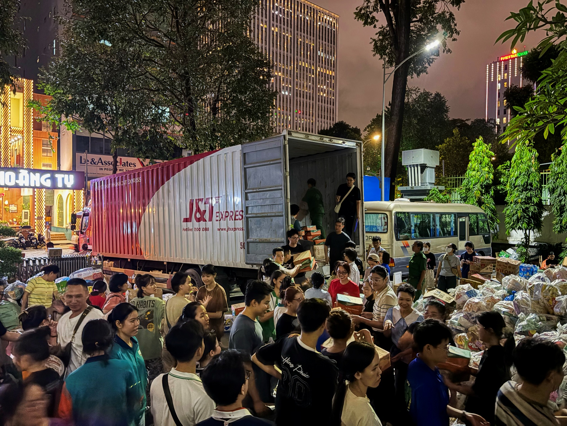 Xuyên đêm lên hàng – Mong bà con vùng lũ thêm vững vàng- Ảnh 2.