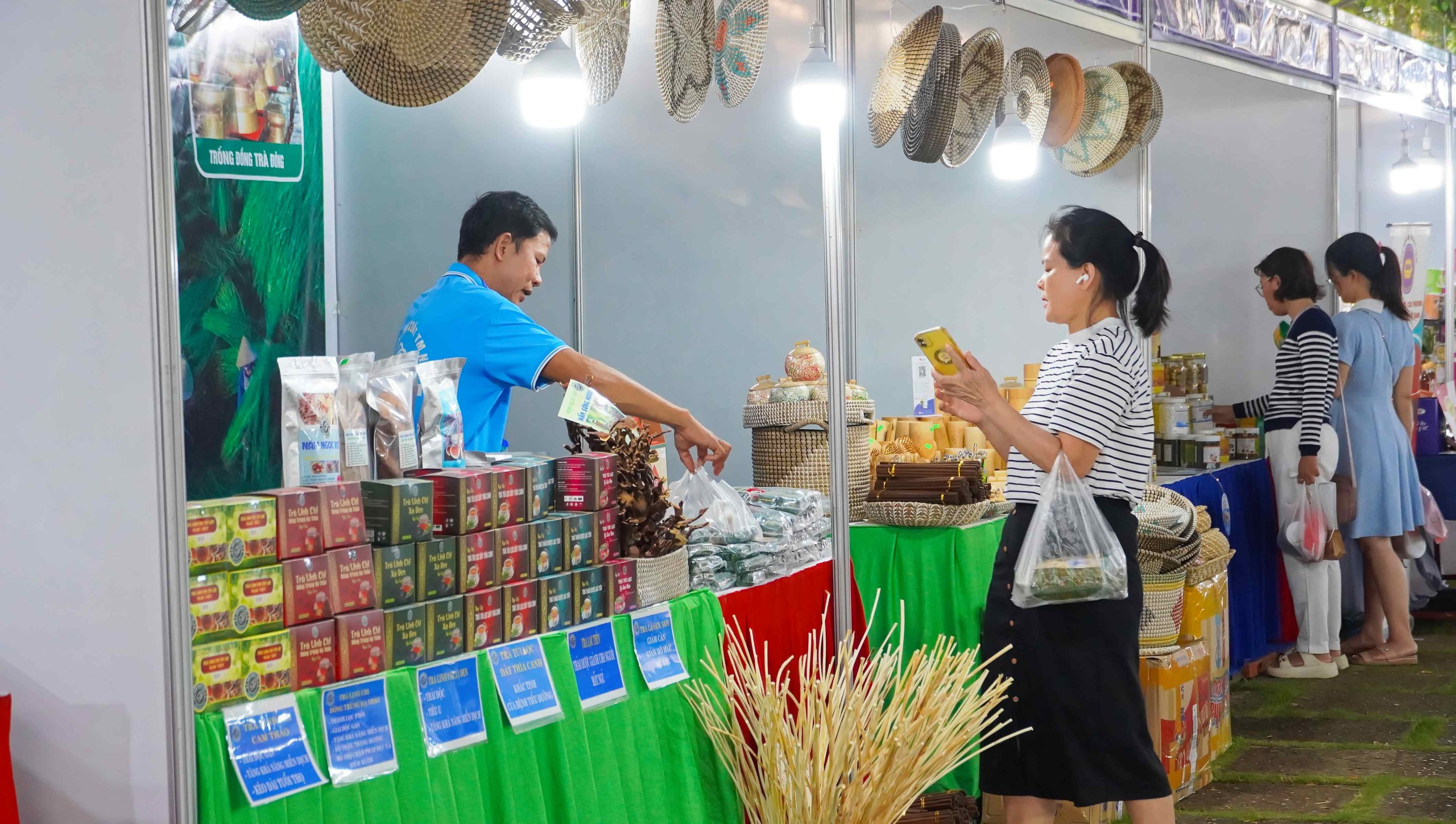 TPHCM khai mạc Sự kiện kết nối giao thương sản phẩm OCOP lần thứ I 7 TP HCM khai mạc Sự kiện kết nối giao thương sản phẩm OCOP lần thứ I năm 2025 - Ảnh 7.