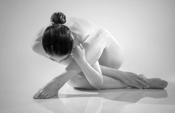 Một người mẫu thực hiện tư thế yoga. Ảnh: Thái Phiên