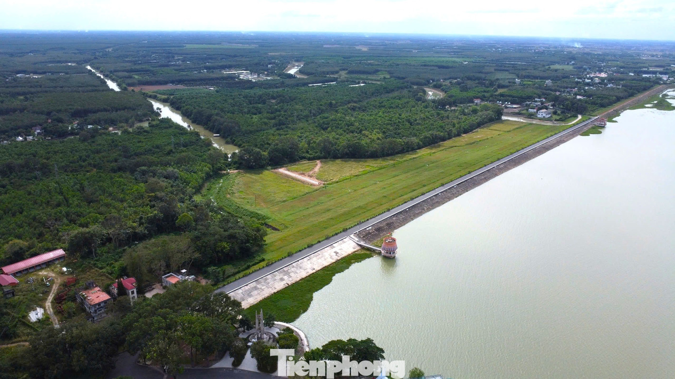 Toàn cảnh hồ nước nhân tạo lớn nhất Đông Nam Á khiến người dân thấp thỏm khi xả lũ- Ảnh 2.
