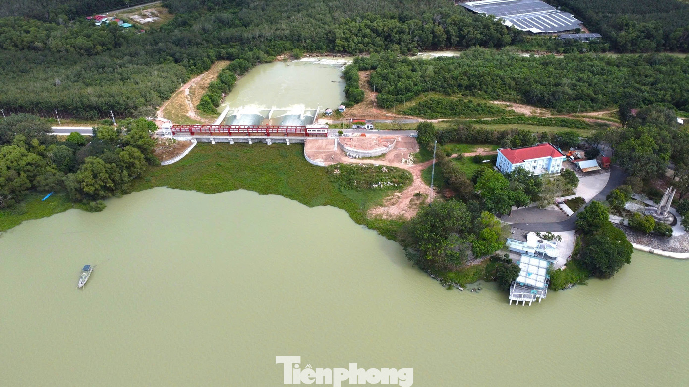 Toàn cảnh hồ nước nhân tạo lớn nhất Đông Nam Á khiến người dân thấp thỏm khi xả lũ- Ảnh 5.