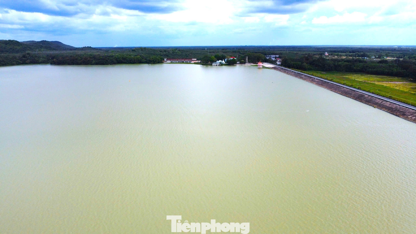 Toàn cảnh hồ nước nhân tạo lớn nhất Đông Nam Á khiến người dân thấp thỏm khi xả lũ- Ảnh 6.