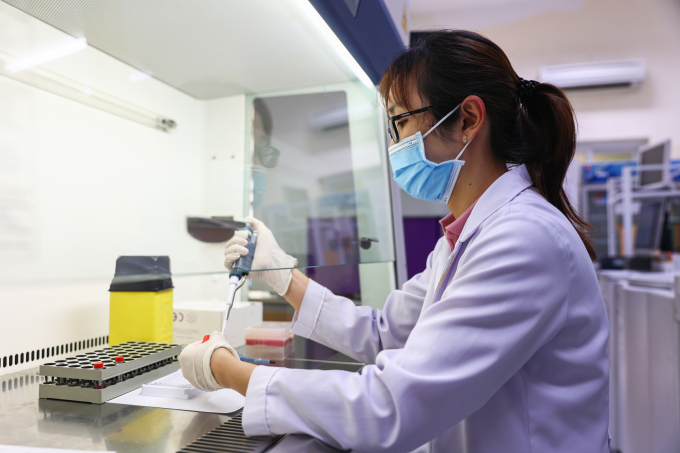 Bác sĩ, nhân viên y tế Viện Pasteur TP HCM nghiên cứu, xét nghiệm, tháng 8/2025. Ảnh: Quỳnh Trần