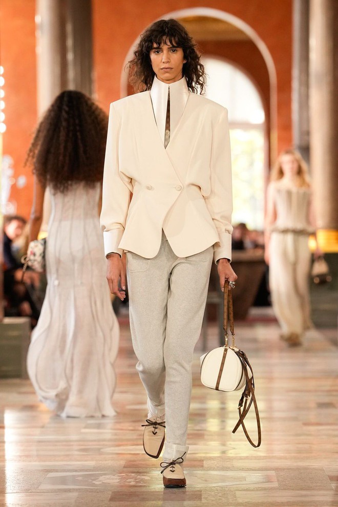 'May đo mềm nổi sóng', suit, vest trẻ trung lại lên ngôi- Ảnh 9.