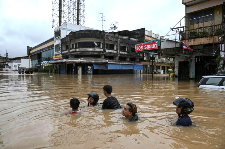 Indonesia, Thái Lan và Malaysia chìm trong biển nước sau trận lũ lịch sử- Ảnh 2.
