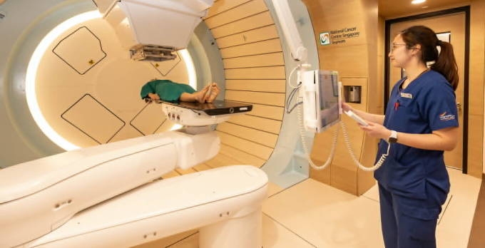 Điều trị tại Trung tâm Ung thư Quốc gia Singapore. Ảnh: NSC