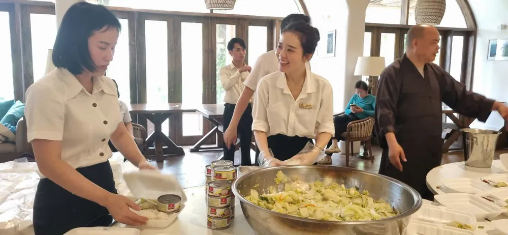 Các tình nguyện viên đóng hộp cơm, chờ chuyển đến người dân. Ảnh: T.T người dân.jpg