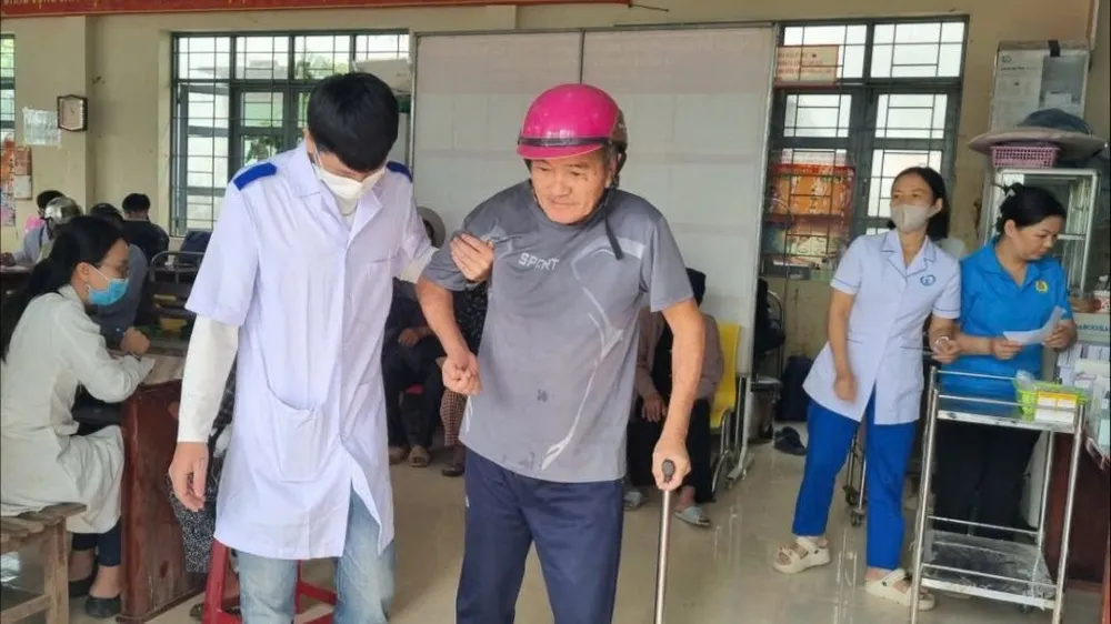 Các nhân viên y tế tận tình hướng dẫn người dân vào nơi khám bệnh. Ảnh: T.T người dân 8.jpg