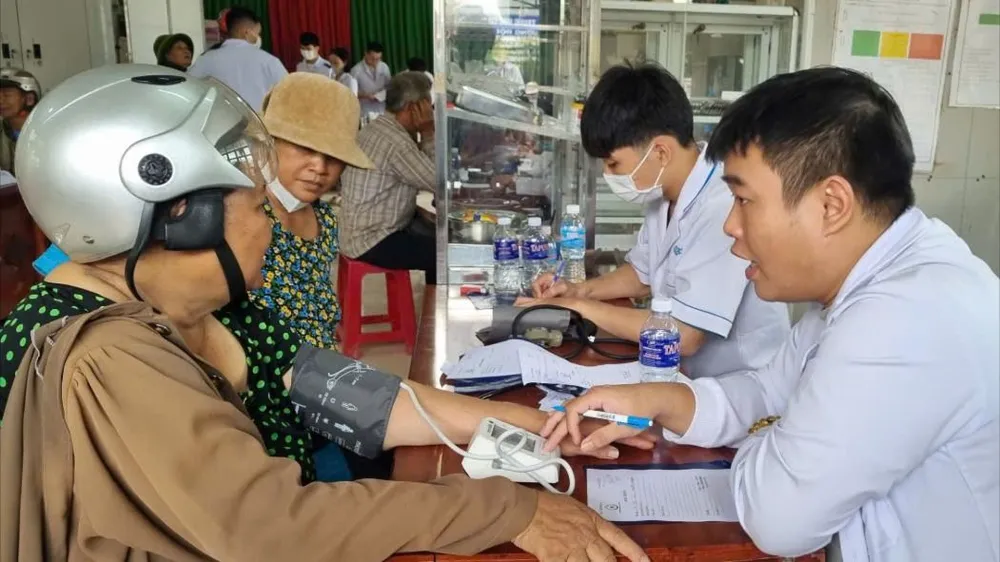 Bác sĩ khám bệnh giúp người dân. Ảnh: T.T người dân 6.jpg
