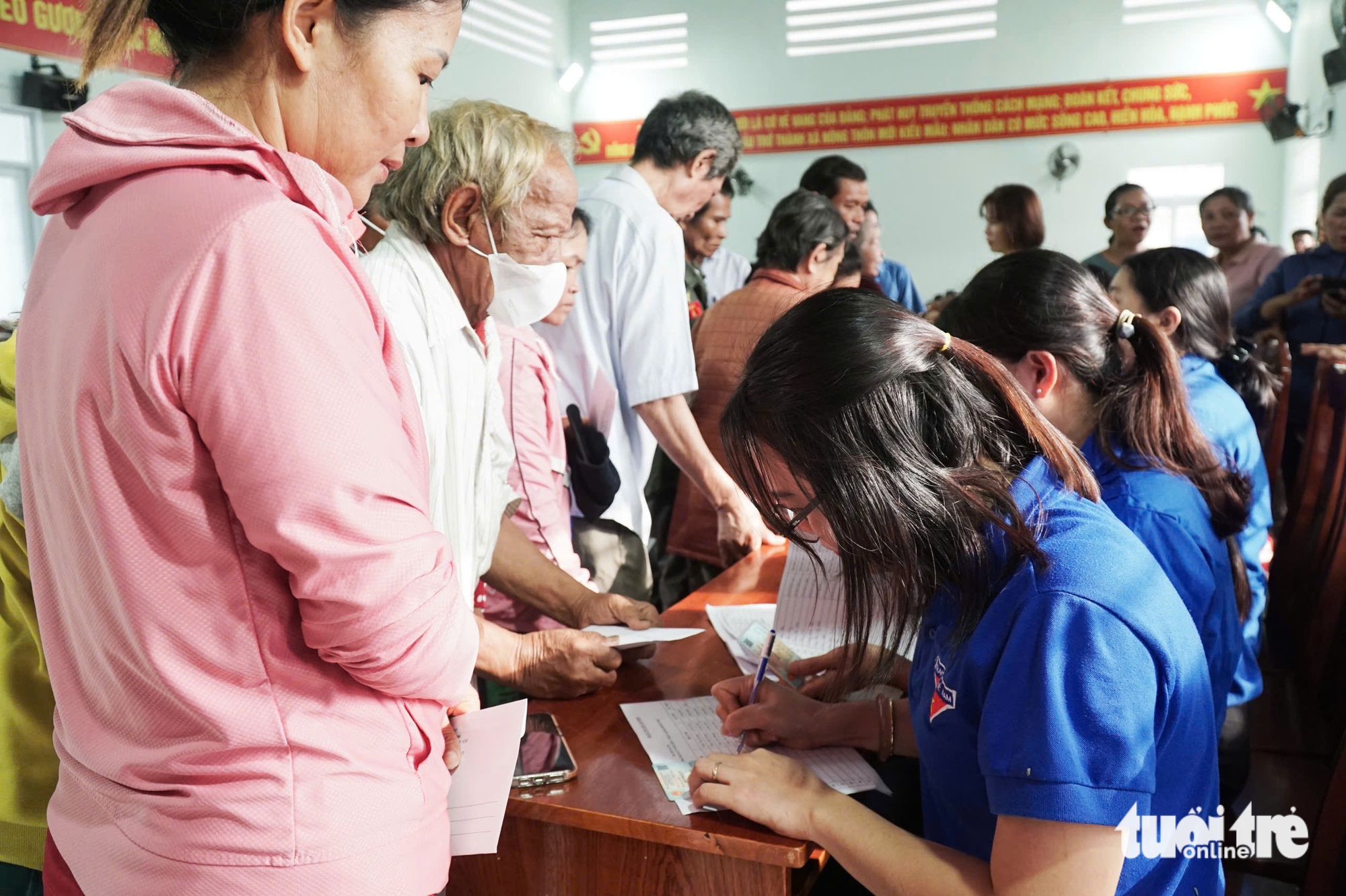 Thành đoàn TP.HCM và báo Tuổi Trẻ tặng 300 suất quà cho người dân vùng lũ Khánh Hòa- Ảnh 2. Thành Đoàn TP.HCM và báo Tuổi Trẻ tặng 300 suất quà cho người dân vùng lũ Khánh Hòa - Ảnh 2.