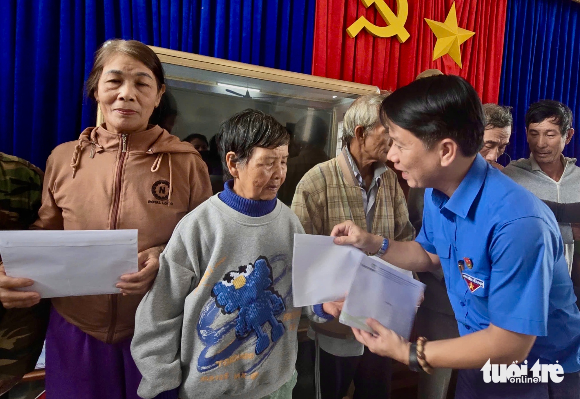 Tỉnh đoàn Đắk Lắk và nhà hảo tâm TP.HCM trao hỗ trợ 49 hộ dân mất nhà cửa vùng lũ tại Phú Yên- Ảnh 1. Phú Yên - Ảnh 1.