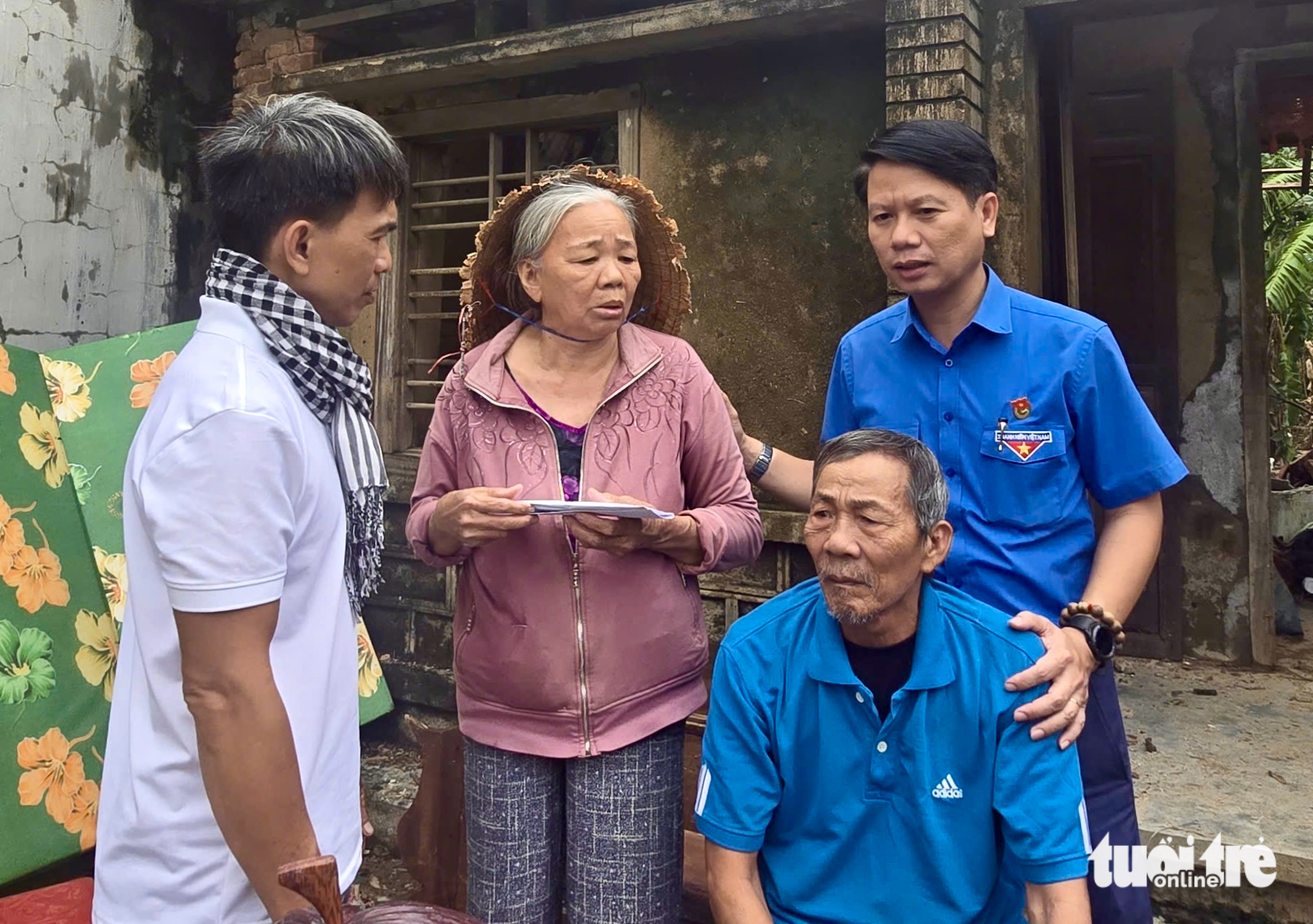 Tỉnh đoàn Đắk Lắk và nhà hảo tâm TP.HCM trao hỗ trợ 49 hộ dân mất nhà cửa vùng lũ tại Phú Yên- Ảnh 2. Phú Yên - Ảnh 2.
