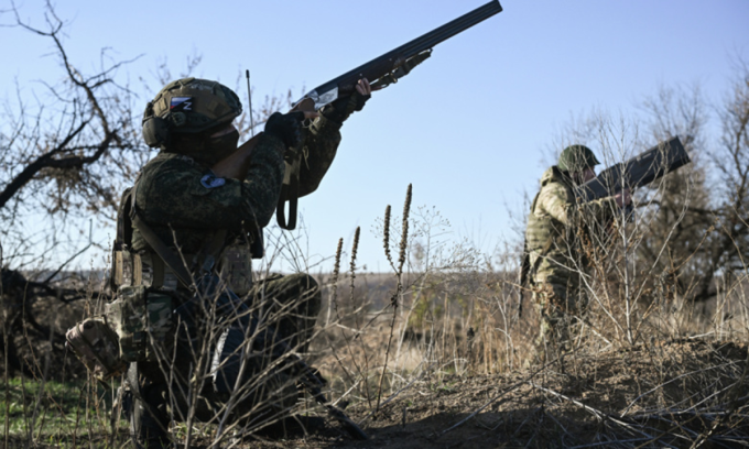 Thành viên Trung đoàn Cận vệ số 1430 Nga yểm trợ cho bộ binh, khí tài trên tiền tuyến tại tỉnh Zaporizhzhia tháng 11/2024. Ảnh: RIA Novosti