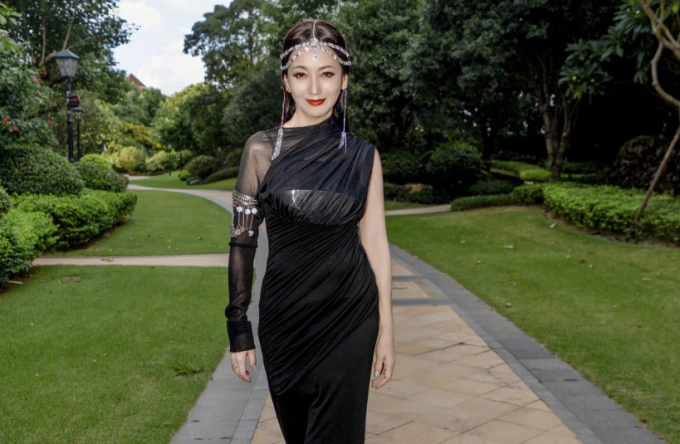 Triệu Nhã Chi, được mệnh danh Nữ hoàng cổ trang, có nhan sắc, vóc dáng nổi bật dù đã ngoài 70 tuổi. Ảnh: Oriental Daily