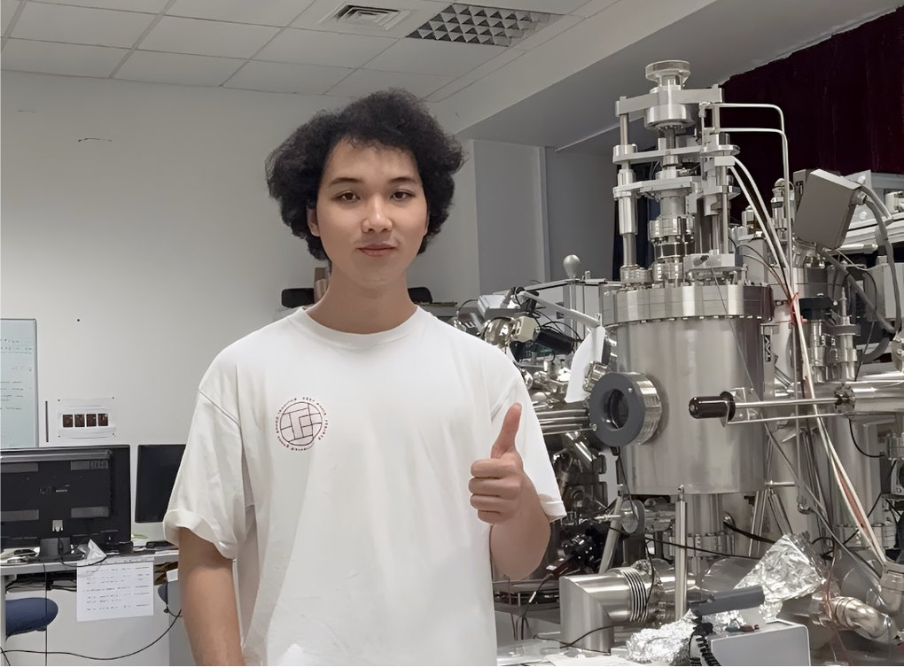 Thủ khoa khoe kho báu trên sân khấu lễ tốt nghiệp từng đi học ở 8 nước - 2