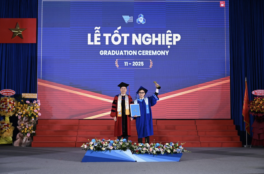 Thủ khoa khoe kho báu trên sân khấu lễ tốt nghiệp từng đi học ở 8 nước - 3