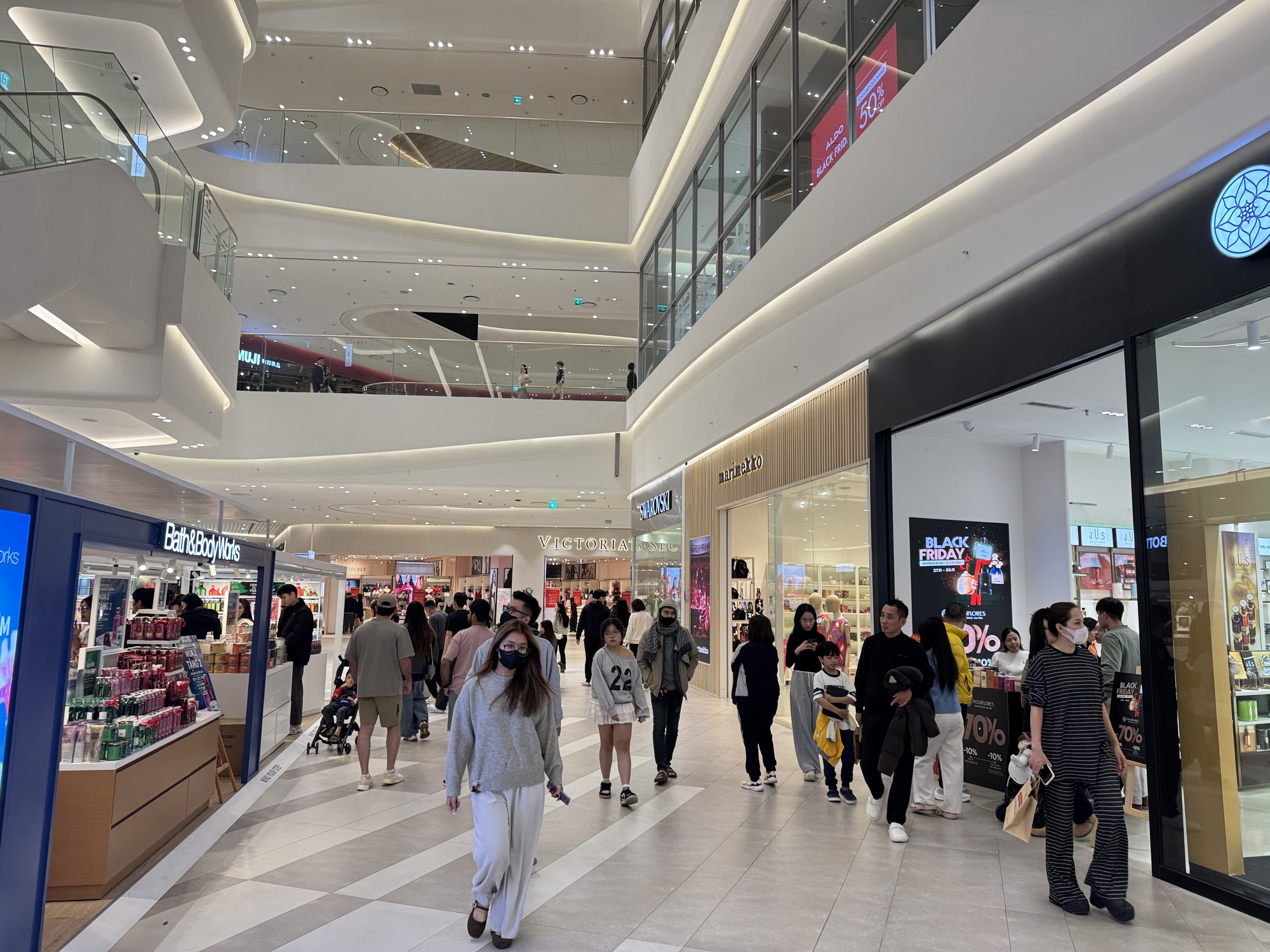 Dạo 1 vòng Hà Nội và TP.HCM tối Black Friday: Nơi hàng trăm người chen chân mua sắm, chỗ lại vắng hoe- Ảnh 5.