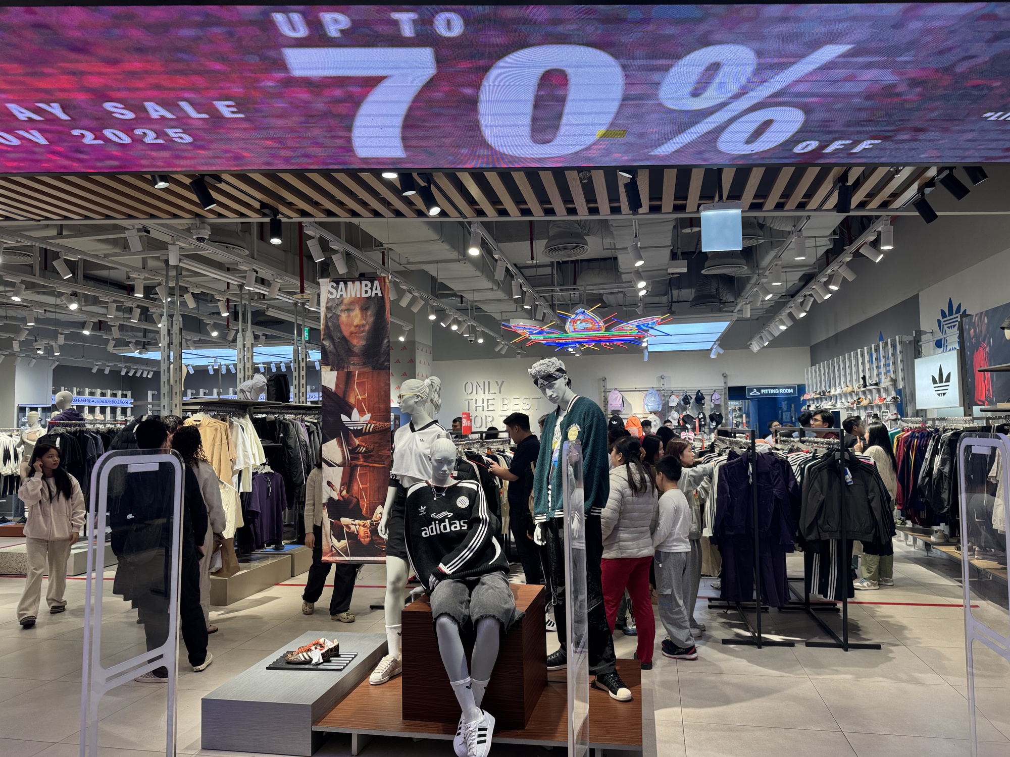 Dạo 1 vòng Hà Nội và TP.HCM tối Black Friday: Nơi hàng trăm người chen chân mua sắm, chỗ lại vắng hoe- Ảnh 8.