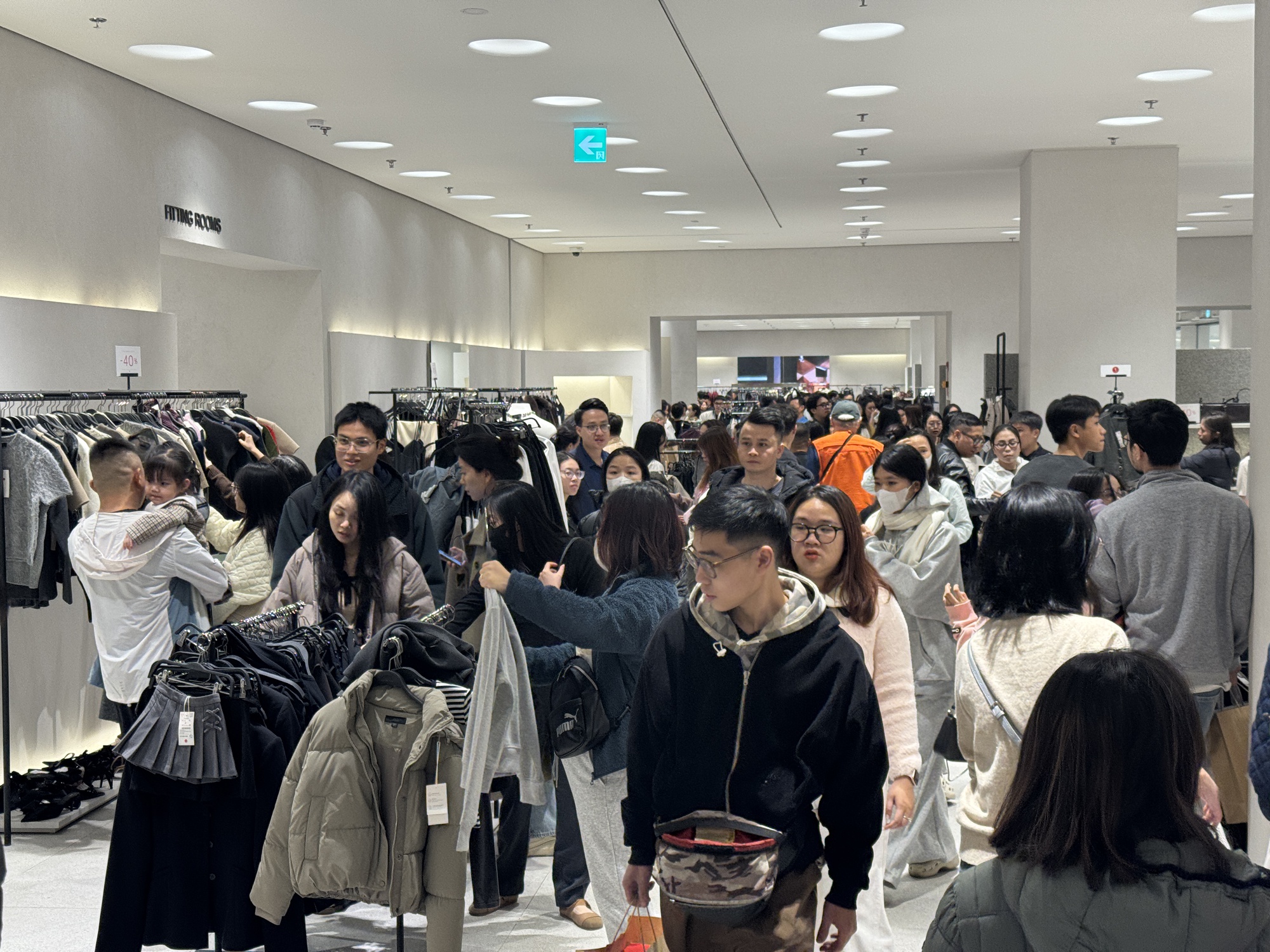 Dạo 1 vòng Hà Nội và TP.HCM tối Black Friday: Nơi hàng trăm người chen chân mua sắm, chỗ lại vắng hoe- Ảnh 10.