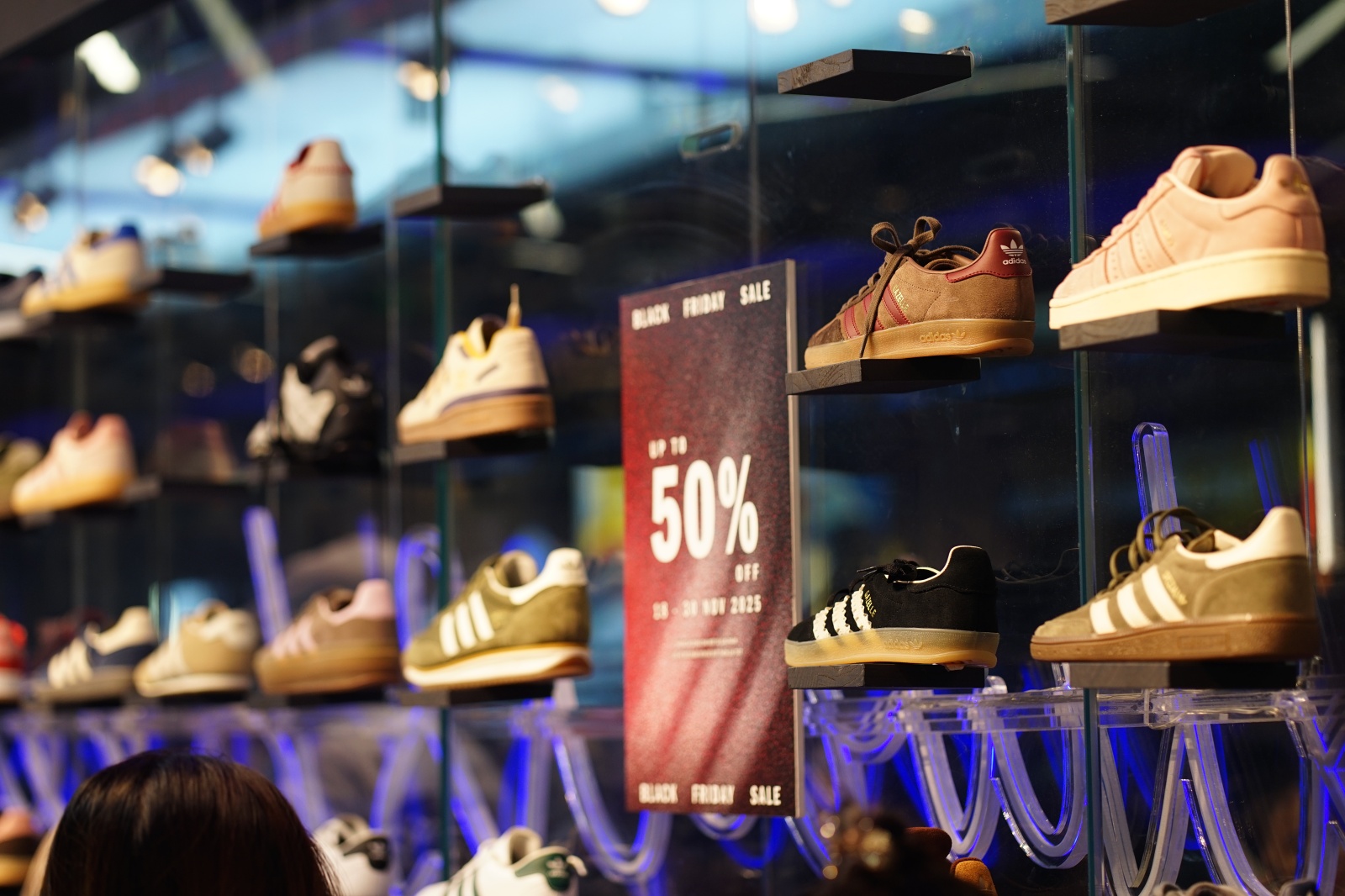 Dạo 1 vòng Hà Nội và TP.HCM tối Black Friday: Nơi hàng trăm người chen chân mua sắm, chỗ lại vắng hoe- Ảnh 13.