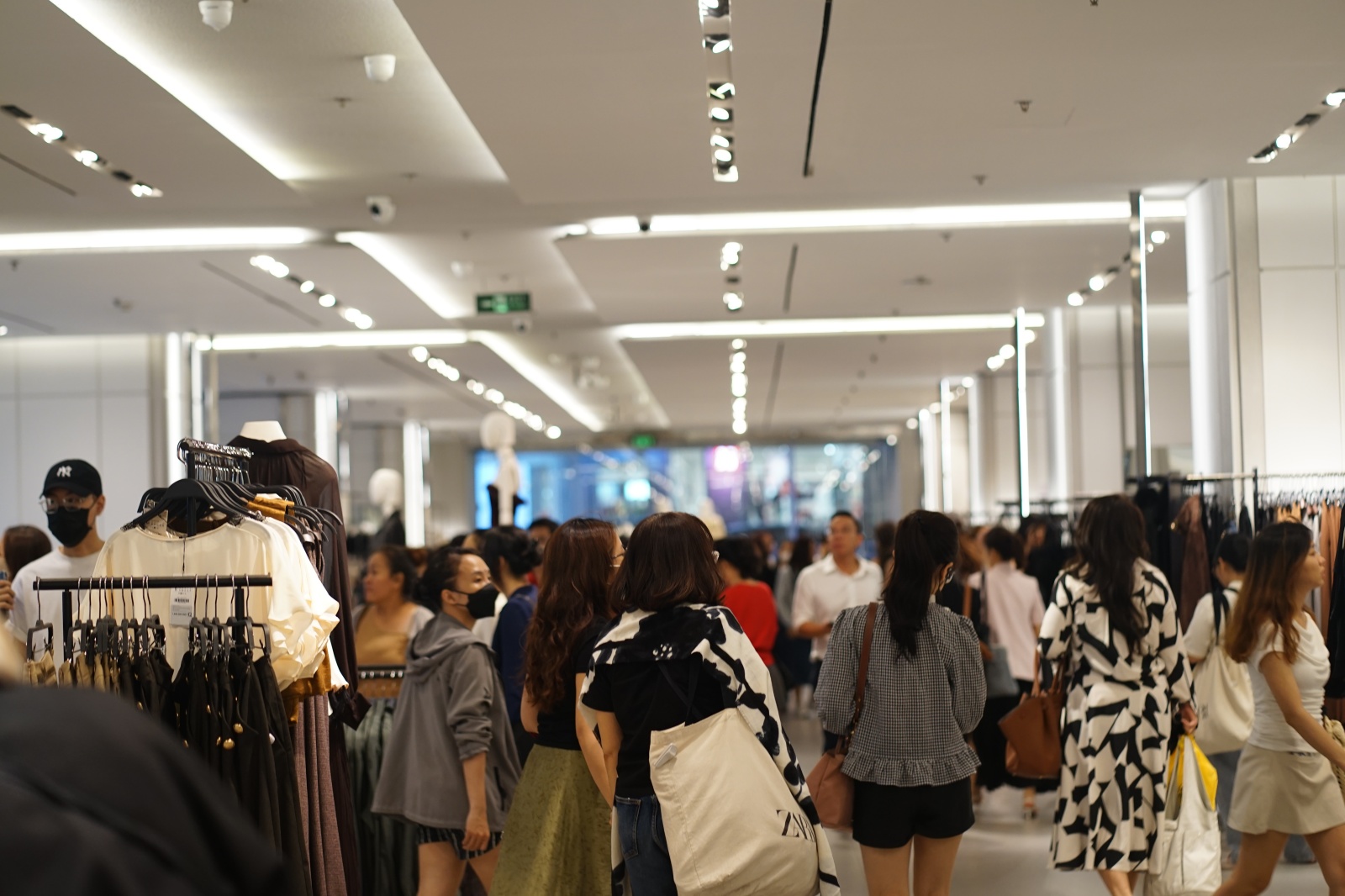 Dạo 1 vòng Hà Nội và TP.HCM tối Black Friday: Nơi hàng trăm người chen chân mua sắm, chỗ lại vắng hoe- Ảnh 16.