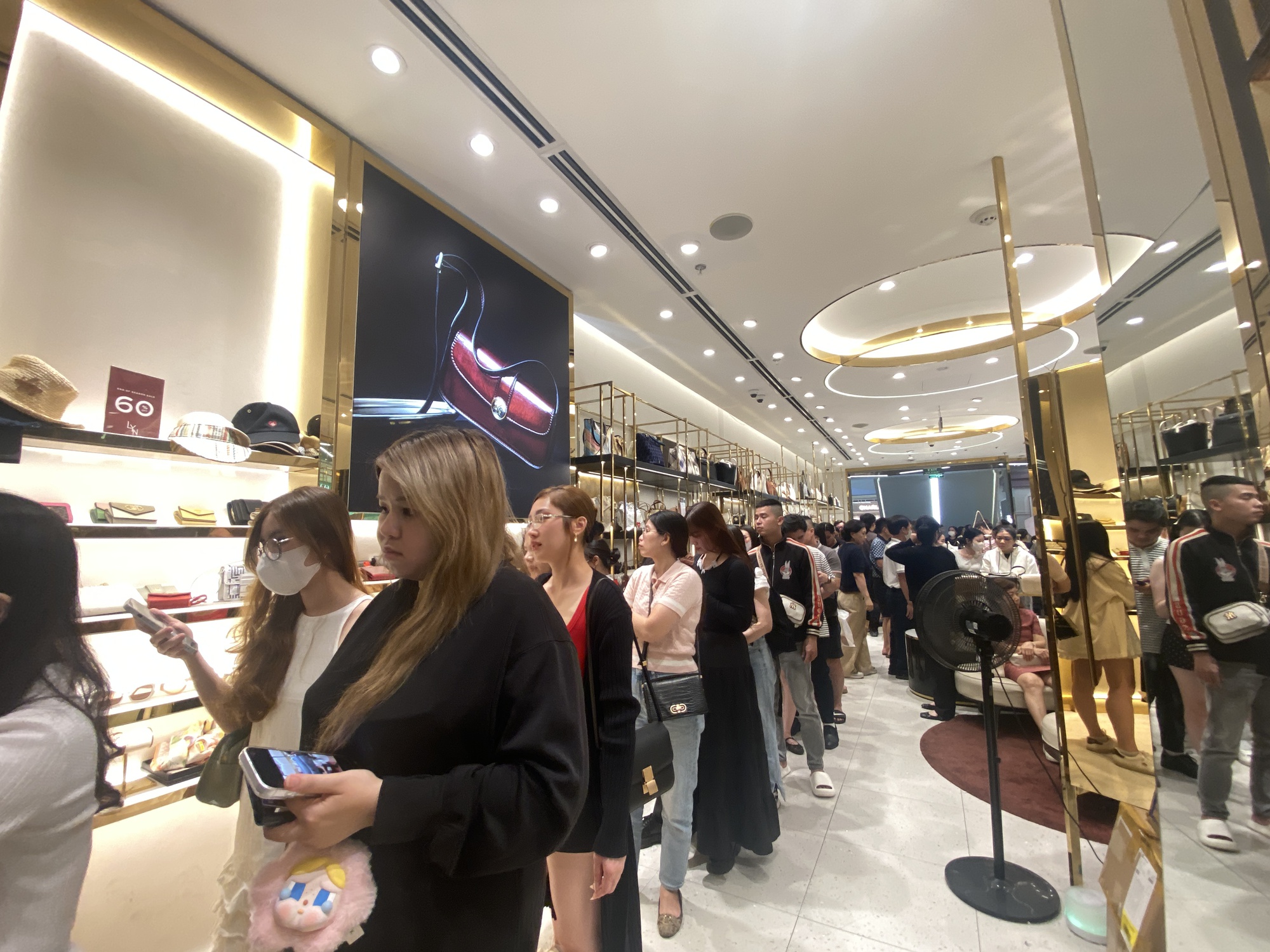 Dạo 1 vòng Hà Nội và TP.HCM tối Black Friday: Nơi hàng trăm người chen chân mua sắm, chỗ lại vắng hoe- Ảnh 17.