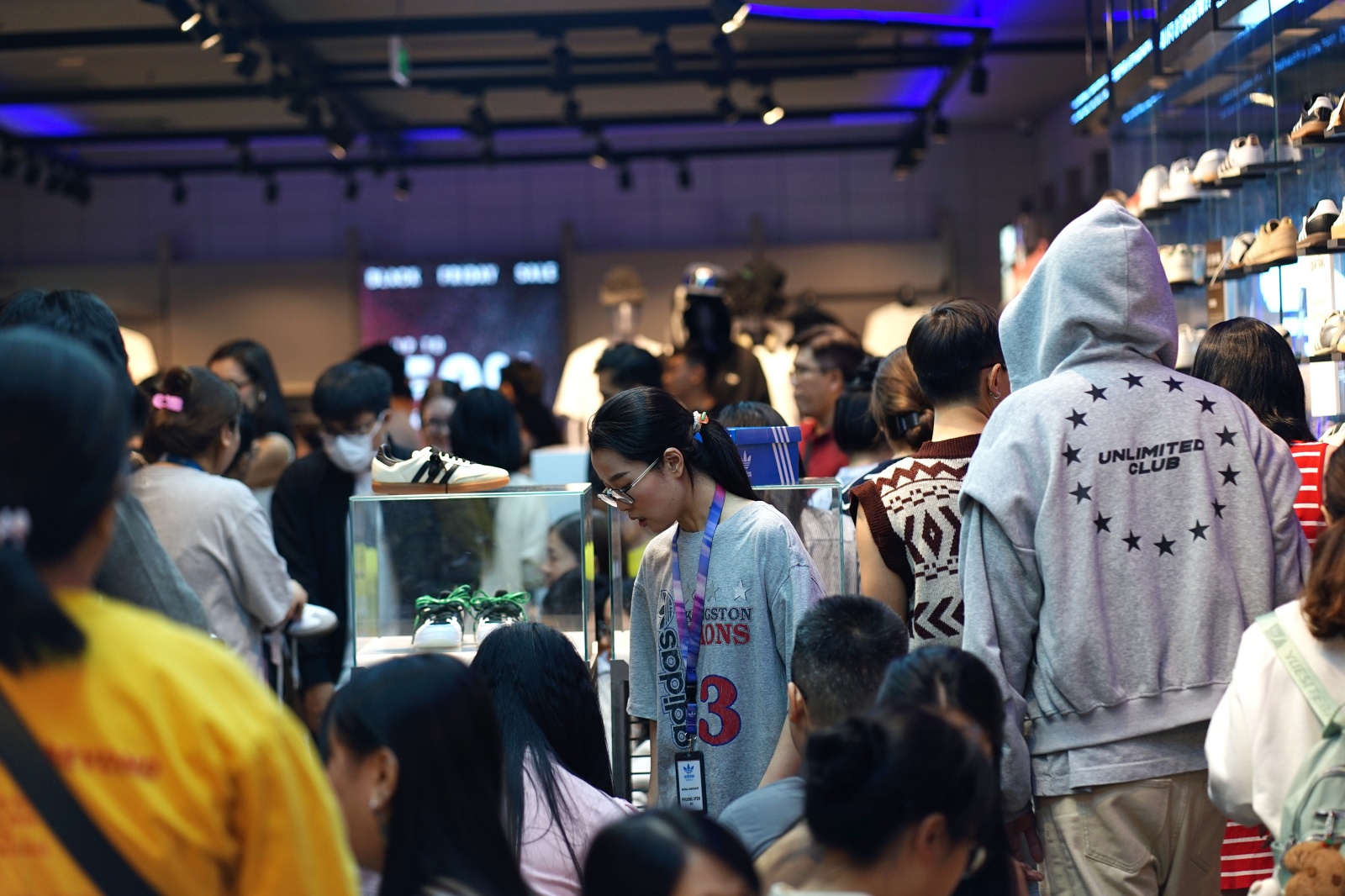 Dạo 1 vòng Hà Nội và TP.HCM tối Black Friday: Nơi hàng trăm người chen chân mua sắm, chỗ lại vắng hoe- Ảnh 18.