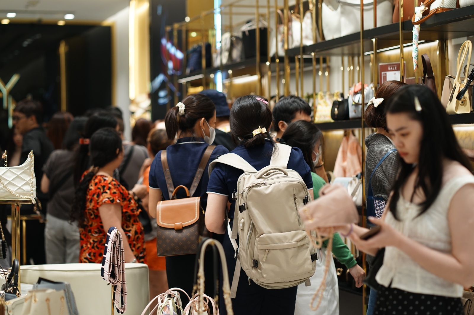 Dạo 1 vòng Hà Nội và TP.HCM tối Black Friday: Nơi hàng trăm người chen chân mua sắm, chỗ lại vắng hoe- Ảnh 27.