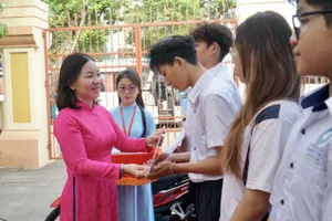 Phó Bí thư Thành ủy, Chủ tịch Ủy ban MTTQ Việt Nam TP.HCM Nguyễn Phước Lộc thăm bếp ăn dã chiến hỗ trợ đồng bào vùng lũ tại tỉnh Khánh Hòa. Ảnh: MTTQ TP.HCM