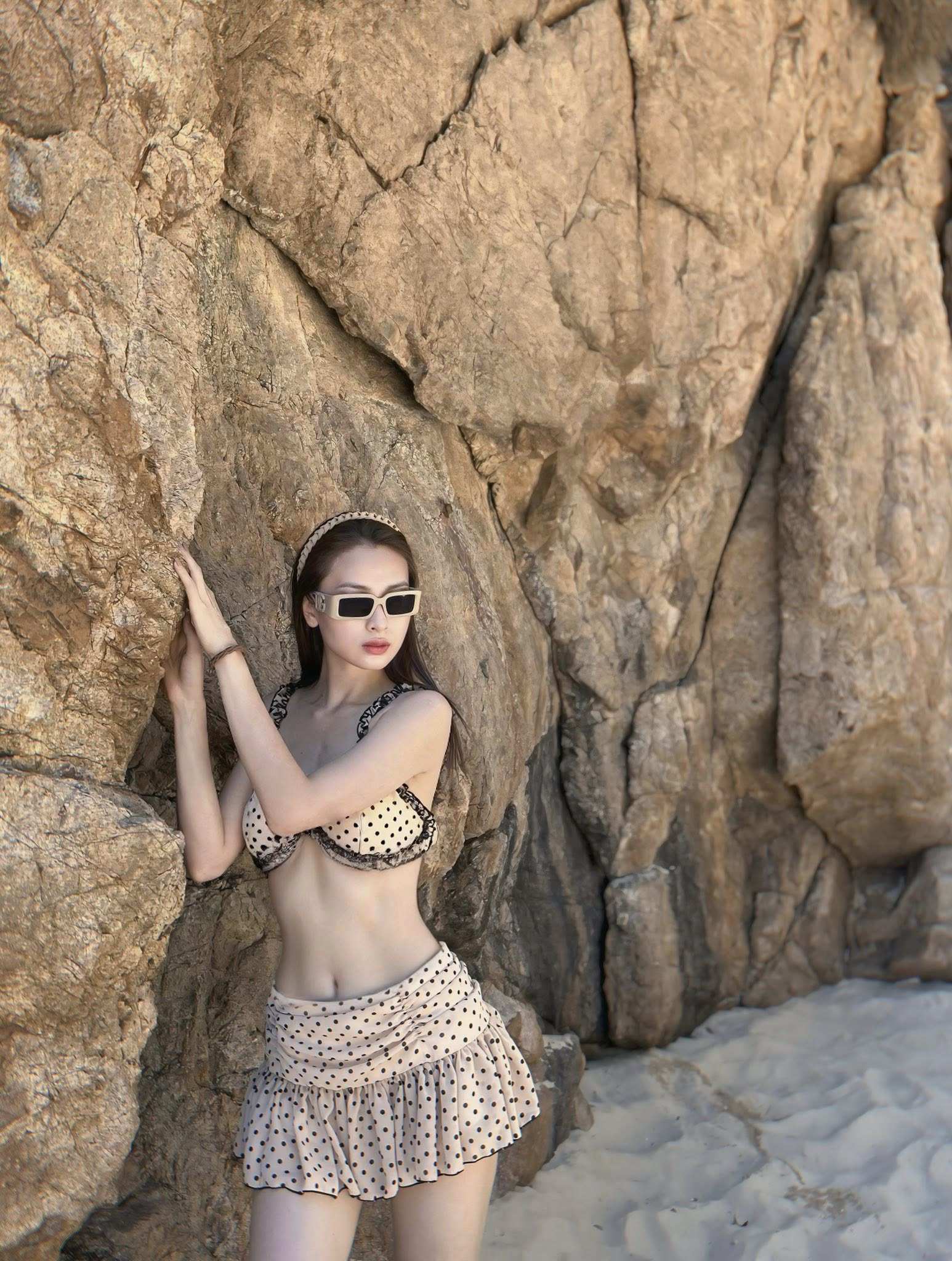 Huyền Trang cũng được đánh giá là một tín đồ hàng hiệu trong giới WAGs Việt. Mới đây, cô chia sẻ hình ảnh Đức Huy soạn đồ cho mình trong chuyến đi Hàn Quốc cầu hôn. Thông qua tấm hình, có thể thấy, Huyền Trang sở hữu trang phục, phụ kiện đến từ nhiều nhà mốt danh tiếng hàng đầu thế giới như Balenciaga, Fendi hay Louis Vuitton. Khi đi dạo phố, cà phê, du lịch, nữ MC luôn xuất hiện với nguyên cây đồ hiệu, cho thấy sở thích với thời trang.