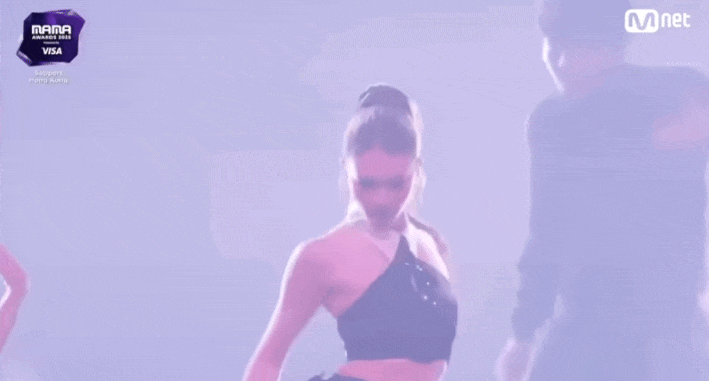 Tân binh đẹp nhất Hàn Quốc diện đồ kiệm vải, vũ đạo nhạy cảm thiếu tinh tế- Ảnh 3.