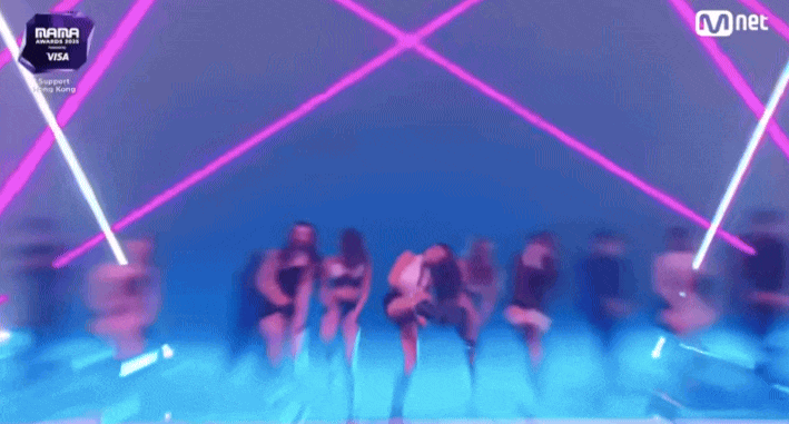 Tân binh đẹp nhất Hàn Quốc diện đồ kiệm vải, vũ đạo nhạy cảm thiếu tinh tế- Ảnh 4.