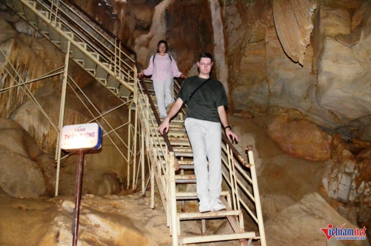 Bên trái cửa động có cầu thang bằng sắt, du khách trèo 88 bậc thang cheo leo để tới với tầng “thiên đường” 