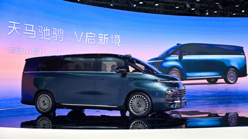 Xe MPV lập kỷ lục chứa được tới 42 người trưởng thành một lúc 2 MPV - Ảnh 2.