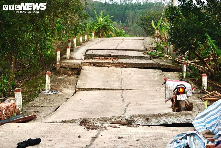 Người dân kể khoảnh khắc kinh hoàng khi đất sụt dưới chân, nước phun lên, đất rung lắc muốn nuốt chửng người- Ảnh 9.