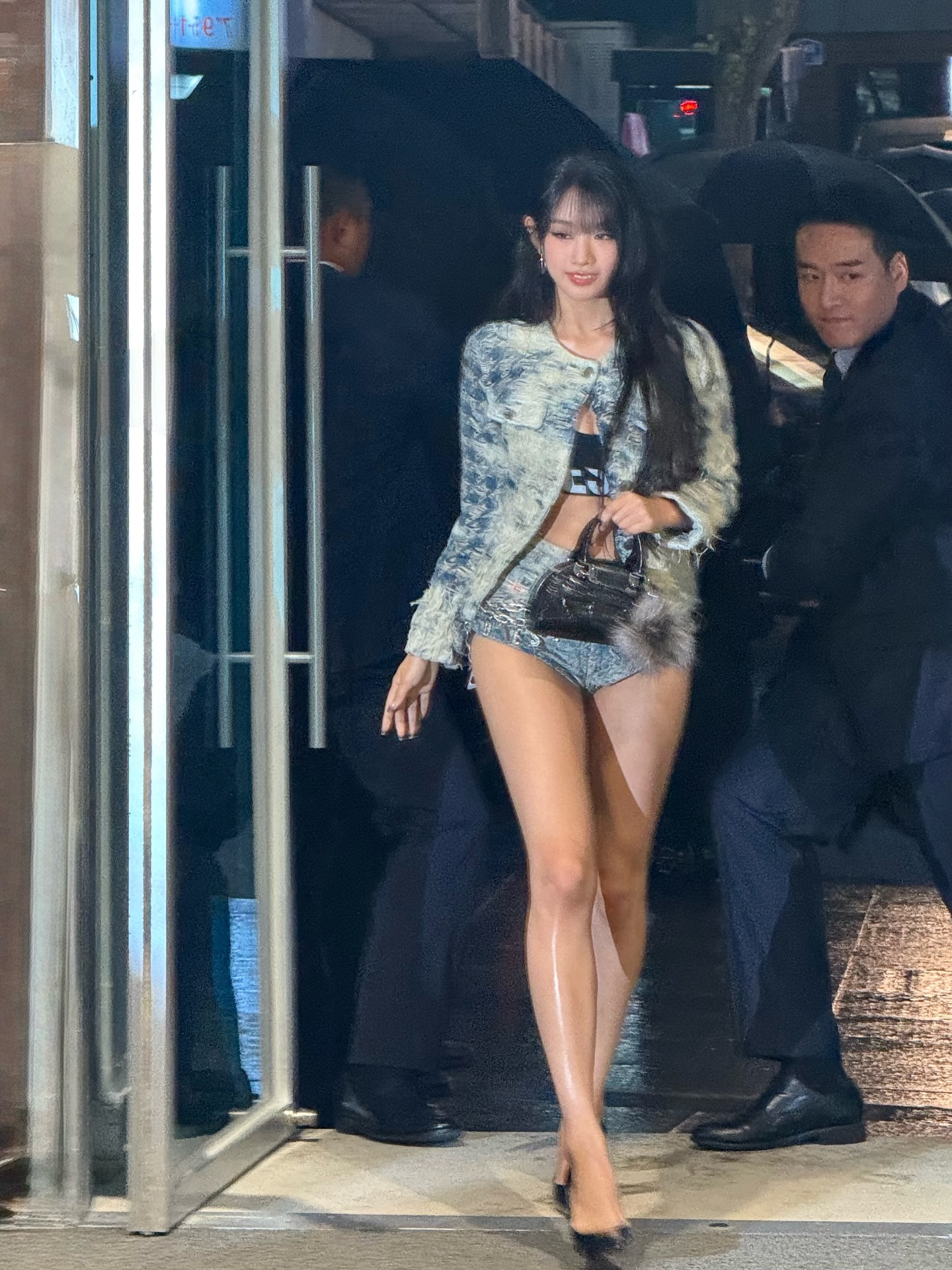 Chiếc quần ngắn cũn của Lisa thế hệ mới- Ảnh 2.