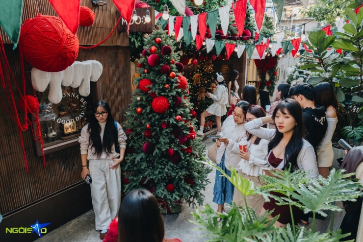 Xếp hàng chụp ảnh Noel ở con ngõ dài 100 m mang phong cách Hàn Quốc - 2