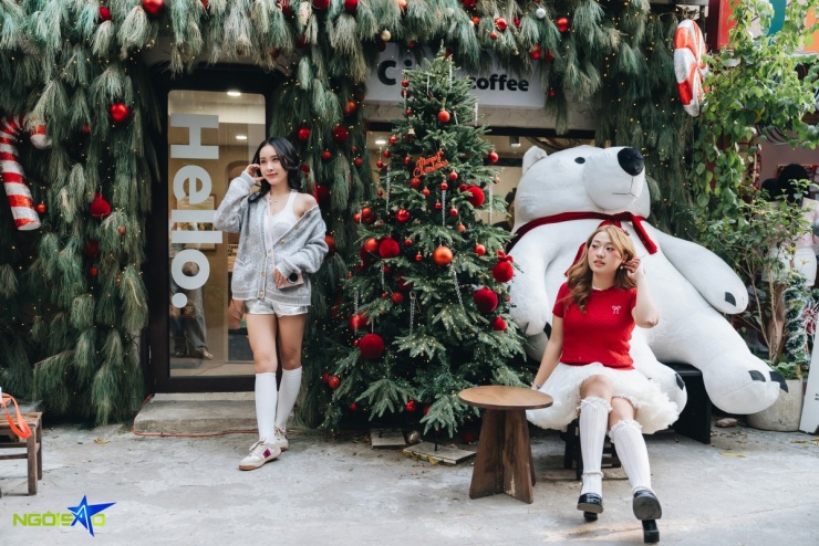 Xếp hàng chụp ảnh Noel ở con ngõ dài 100 m mang phong cách Hàn Quốc - 3